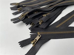 Sort lynlås - med metal tænder og ikke delbar, 20 cm